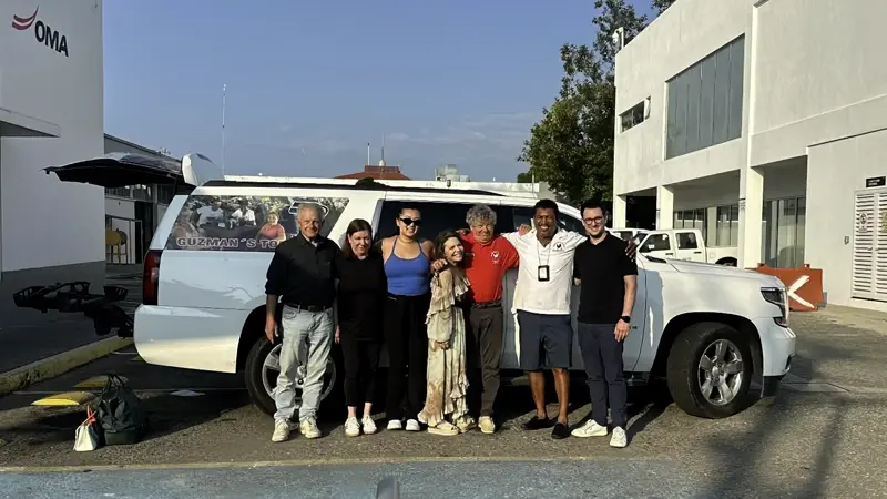 José Manuel Guzmán with clients